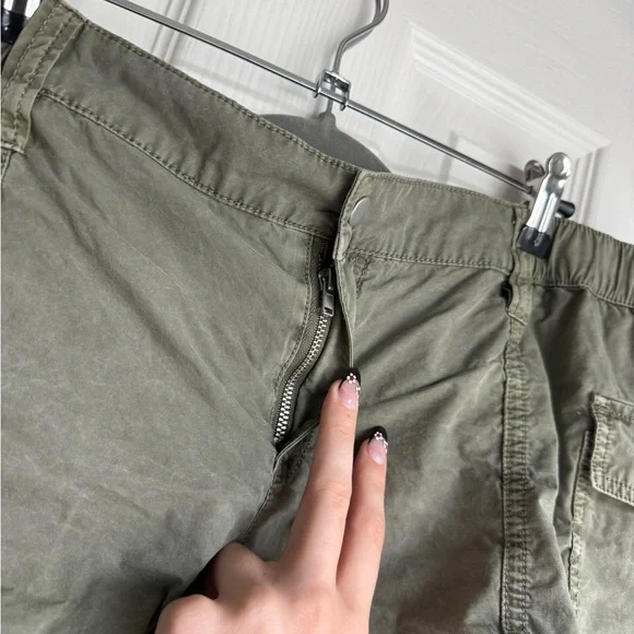 URBAN OUTFITTERS Zipped Y2K Cargo Shorts Green Buttoned Mid Rise Utility Size 8 - Picture 7 of 7